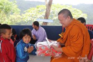 พระครูสุนทรมหาเจติยานุรักษ์,ดร. มอบเครื่องอุปโภค บริโภค แก่นักเรียนโรงเรียนบ้านน้ำปลามุง